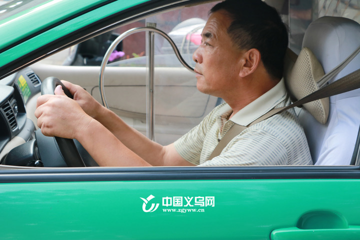 义乌“最美的哥”斯宏军：痛恨开车玩手机的人！