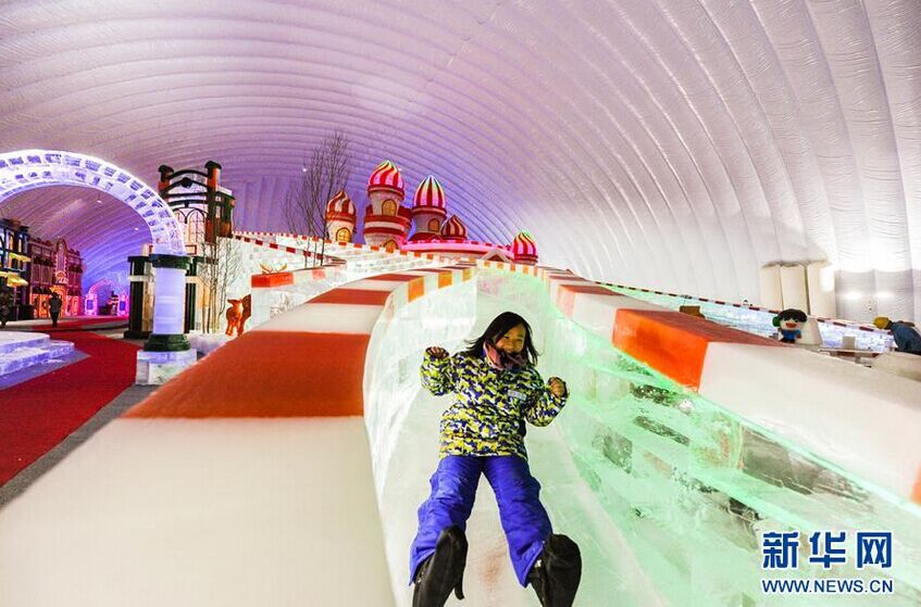 哈尔滨:炎炎夏日体验"酷爽"室内冰雪乐园图片