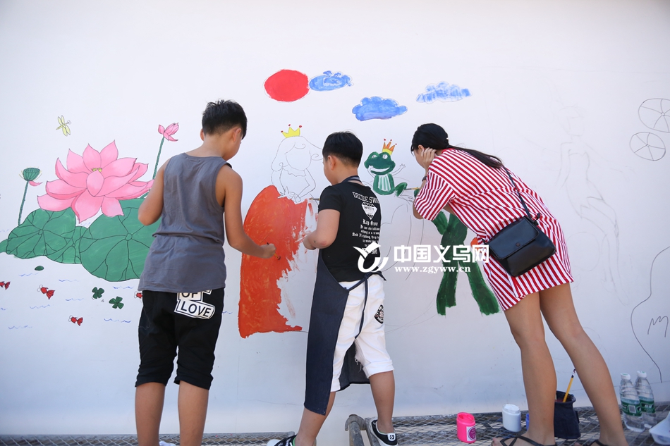 ���ں�ͯ�������ɻ�����ǽ ����ֱ�䣺̫Ư���ˣ�