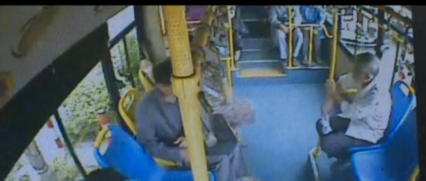 Ϊ�����˵��ޣ�Ů�˿�ͻȻ�ε� ˾���˿ͺ�������