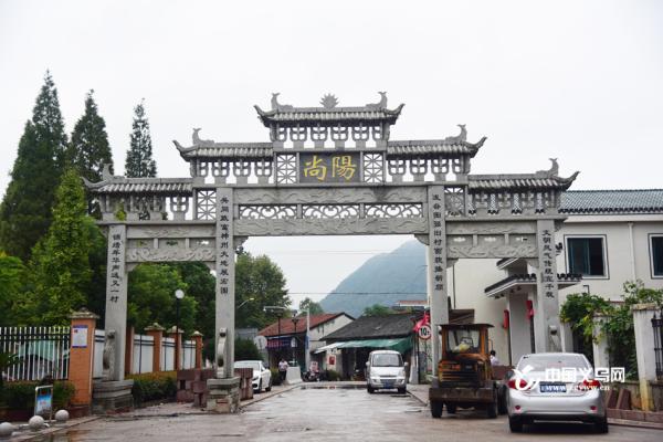 �����Ͻ֣��߽����ӡ����ŵľɳ���