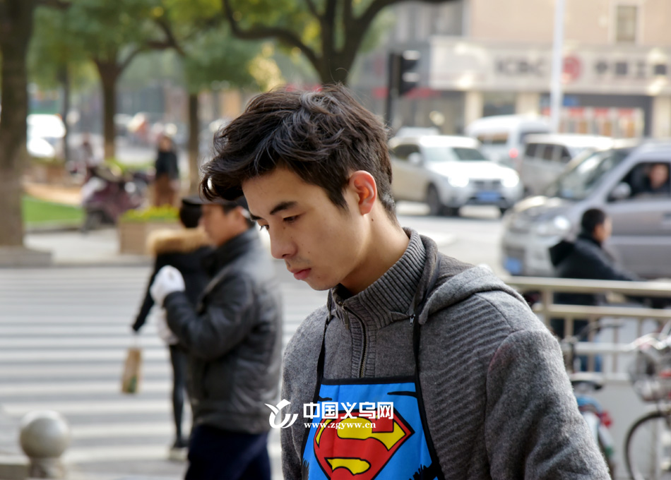 ���ڽ�ͷ 90��С�����ǻ滭æ