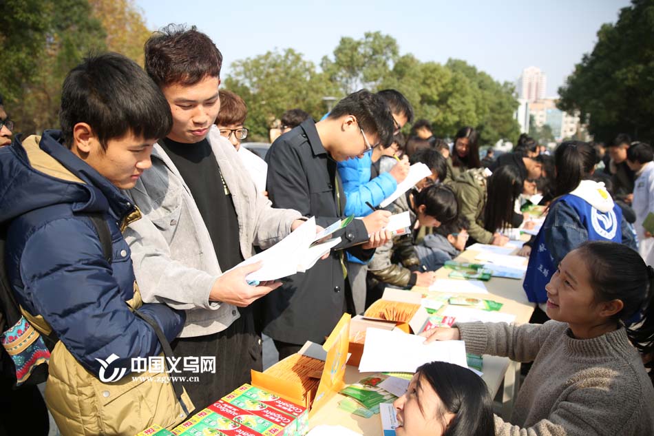 ����ɬ������һѧУ������ڷ�2000ֻ������