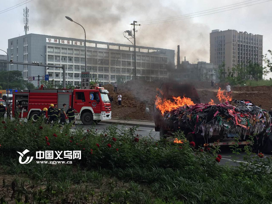 【十八力】货车起火 义乌街头上演“全民救援”
