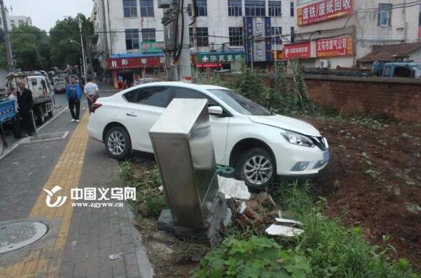 ���ǾƼ��ǵĻ� ����һ���๤�賿��ײ�½�֫