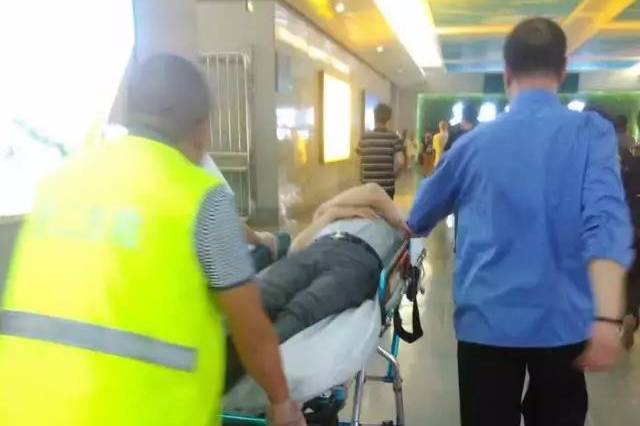 【十八力】男子晕倒在义乌火车站地道内 客运人员急伸援手