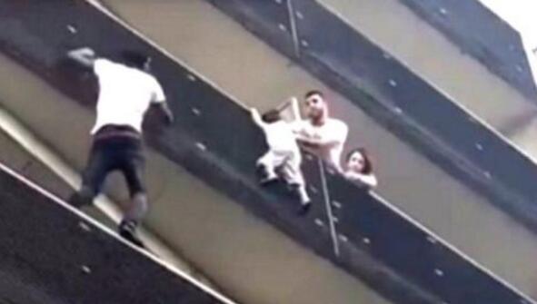 法国现实版“蜘蛛侠”：男子徒手爬4楼阳台救下小孩