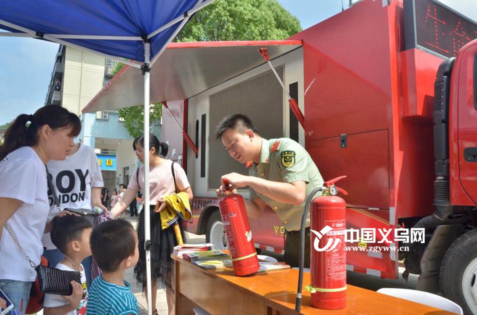 ���ڣ�����һ����ͯ�����������밮����԰ͬ��