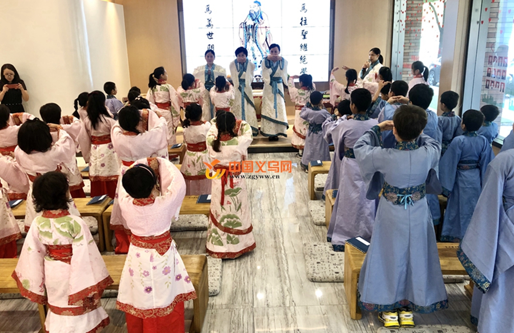 义乌江东街道30多名少数民族儿童着汉服学国学祝福祖国
