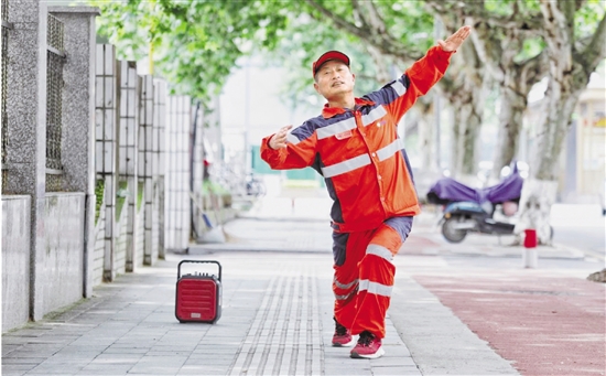 【浙江日报】53岁环卫工 与城市共“舞”