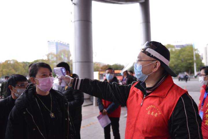 义乌：医院与方舱防疫较为规范 佩戴口罩不规范现象仍存在