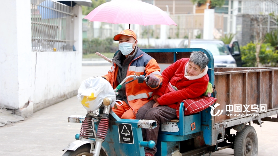 【十八力】“马路爱情” 义乌56岁环卫工人载着瘫痪妻子扫街6年