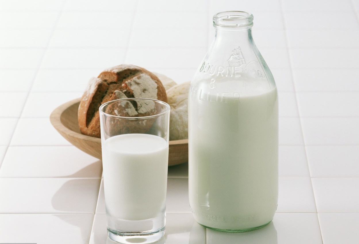 长期喝牛奶会导致乳腺癌？