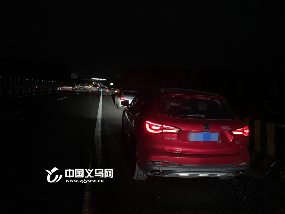 【网络中国节·春节】连续开了30多个小时 一车5人竟困到在义乌高速路旁呼呼大睡