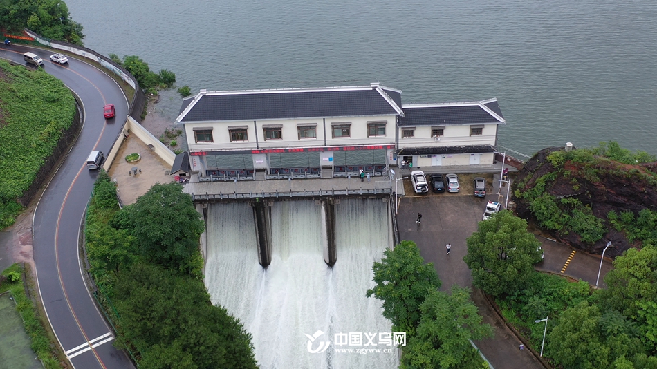 13年来最大泄流量！义乌岩口水库超汛限水位，记者直击三孔泄洪！