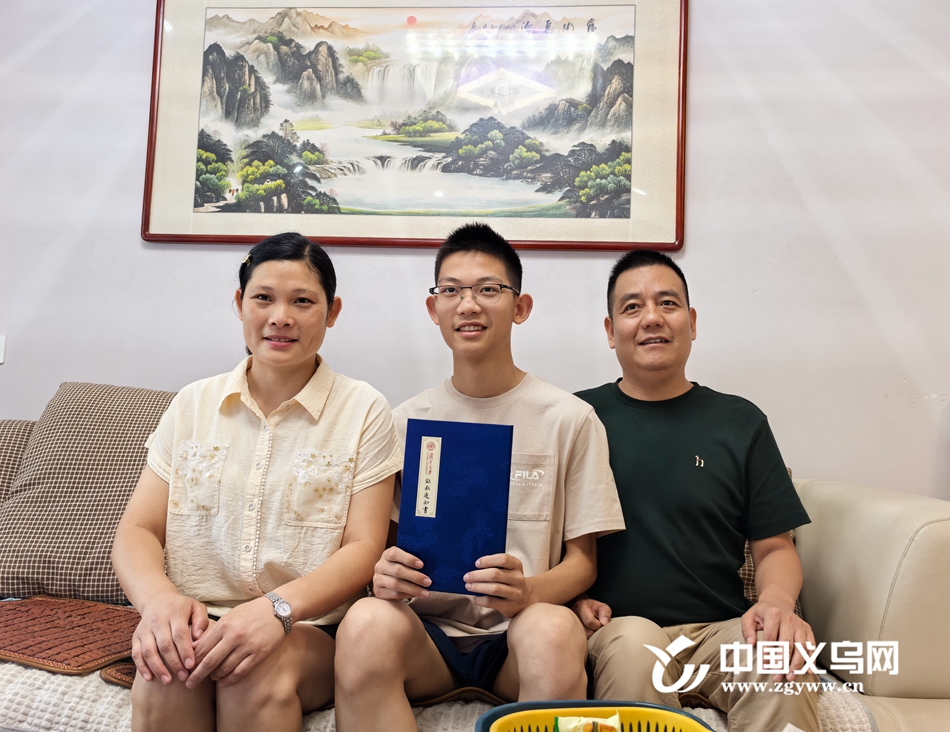 2025年义乌首封高考录取通知书送达！