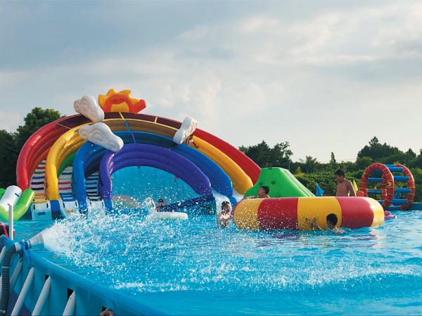 每到盛夏时节,水上乐园成了市民休闲避暑的首选之地.