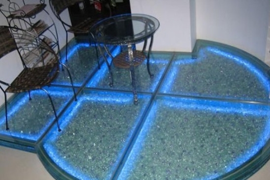 阳台玻璃地台设计及制作阳台玻璃地台制作:地台是钉在地面的一块台体