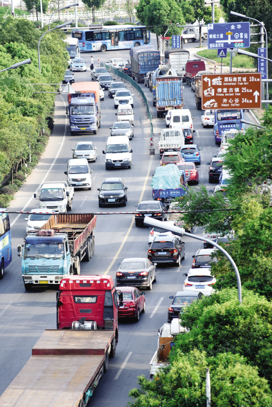 下午5点,俊塘村路段车流量依旧很大记者杨霄摄
