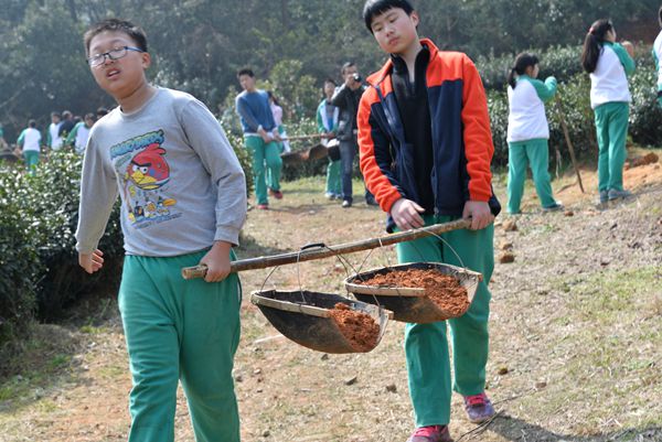 教育系统积极开展中学生劳动实践和生存教育活动