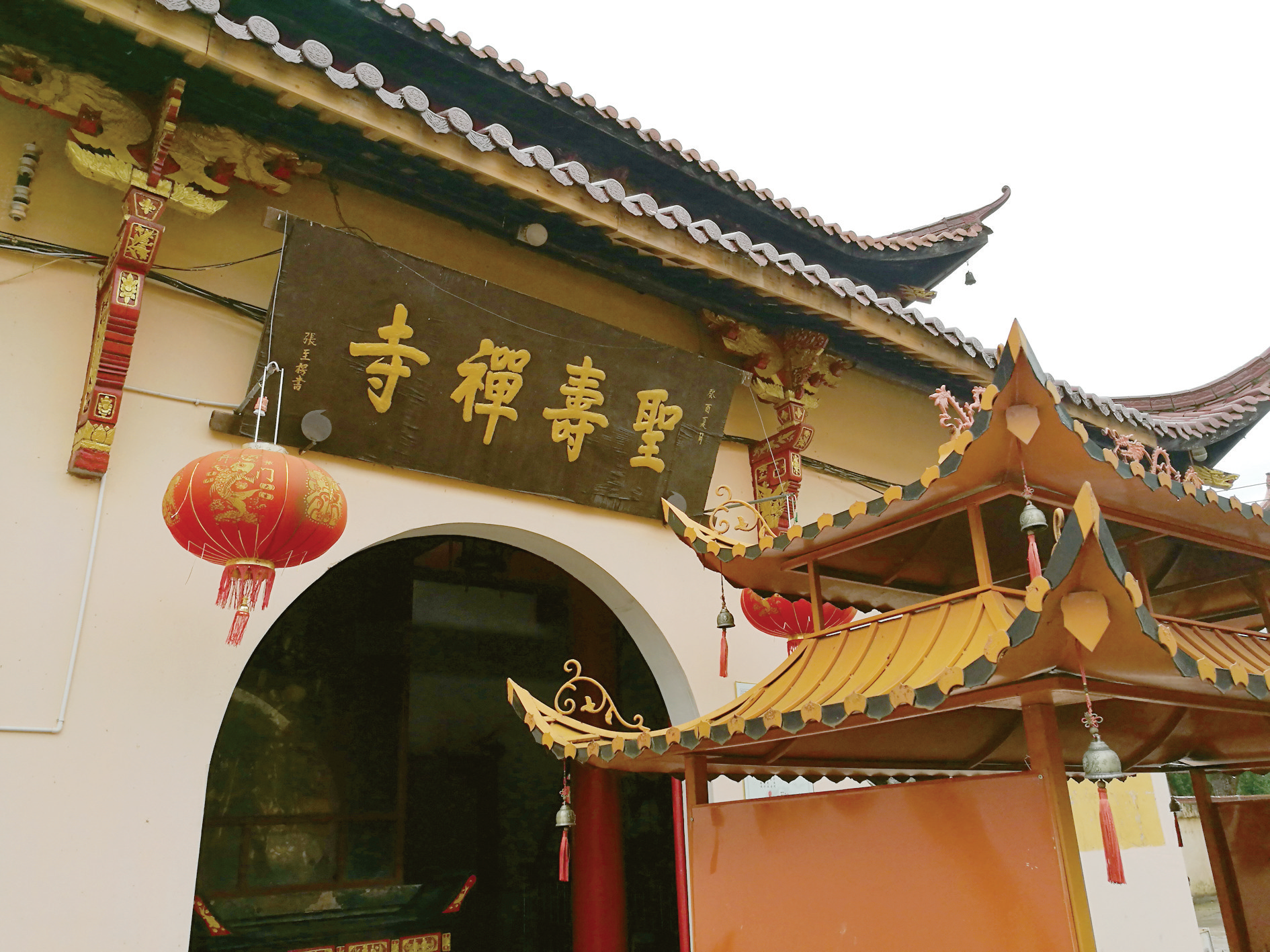 义乌人坊间说的"圣寿寺,又称圣寿禅寺,位于城西街道夏演村伏龙山.