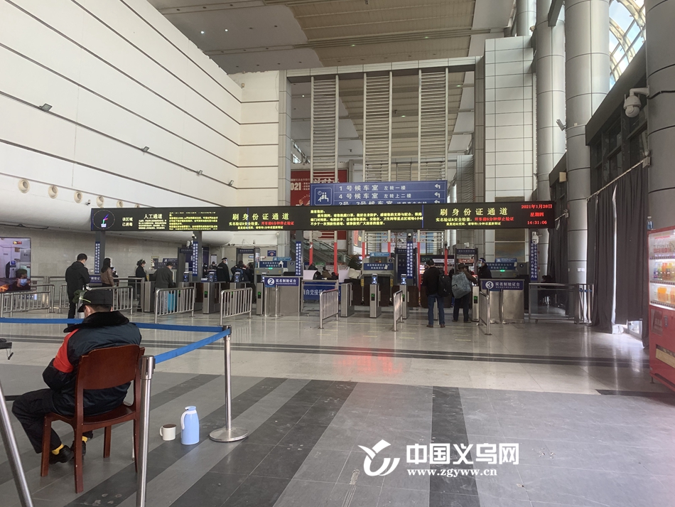 记者走访了义乌火车站,不时有旅客通过亮绿码进站候车,只是相比往年