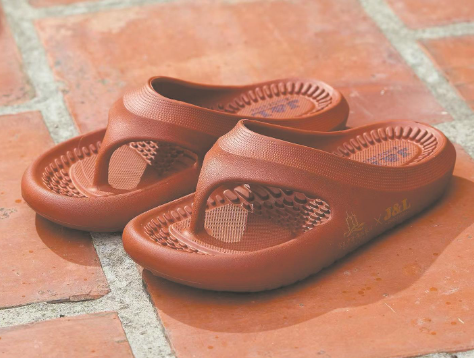 �ӡ��й����족����ȫ������������һ˫��Ь�Ļ���֮��