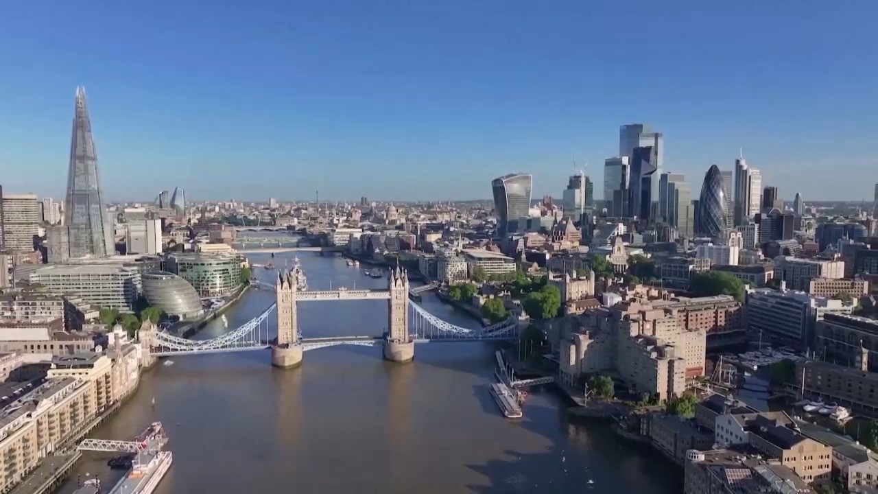 Ӣ����������������ʹ���罻ý��չ���Ե�