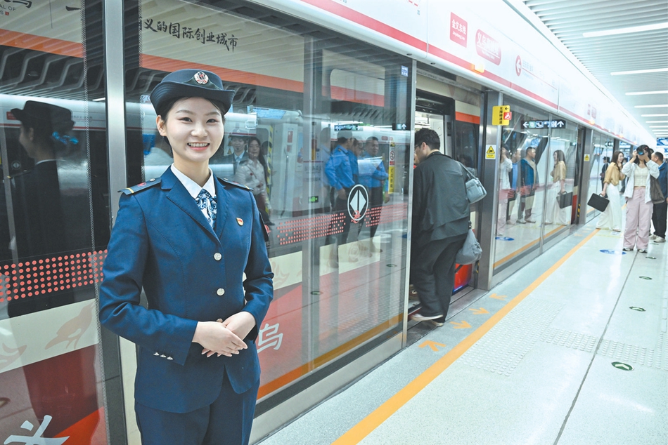 ���嶫��������ͨ���ڸ���վ�Գ˿���