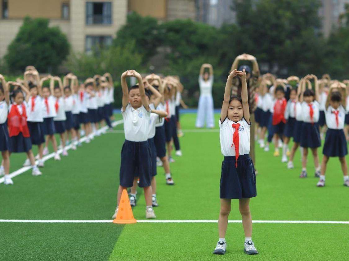 �˶ν����μ䣬����һСѧ���조���廯����μ���ϵ